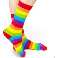 Calcetines felices personalizados de las mujeres del algodón del diseño del arco iris de la buena calidad